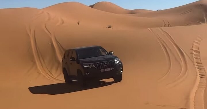 Conduite en 4x4 dans les dunes du désert Conduite en 4x4 dans les dunes du désert