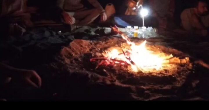 Soirée autour d'un feu de camp dans le désert Soirée autour d'un feu de camp dans le désert