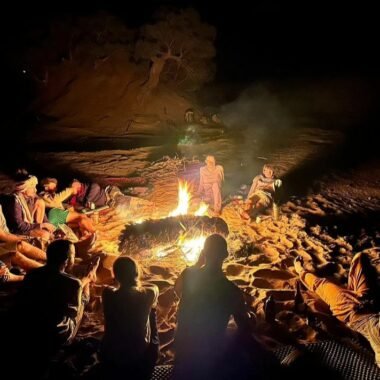 Moment convivial autour d'un feu de camp dans le désert